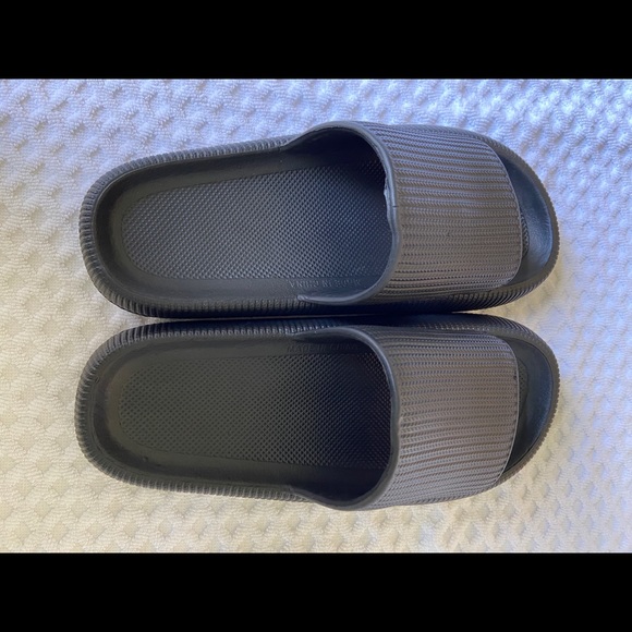 Plastic slide casual sandals. Size 38-39. Black. - Picture 8 of 9